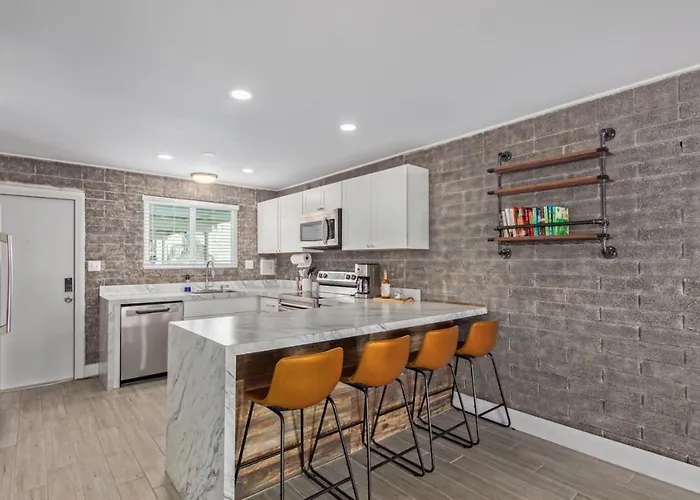2br Getaway With Pool And Parking