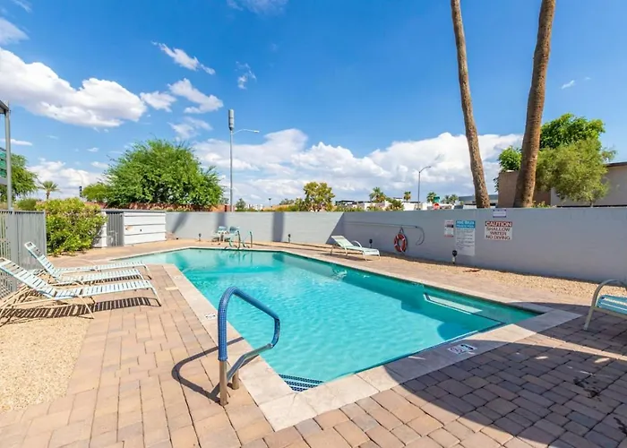 Apartment 2br Getaway With Pool And Parking *