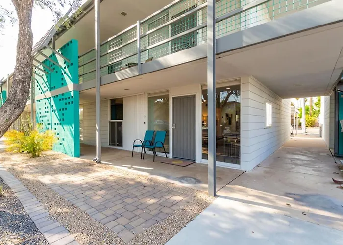 Apartment 2br Getaway With Pool And Parking