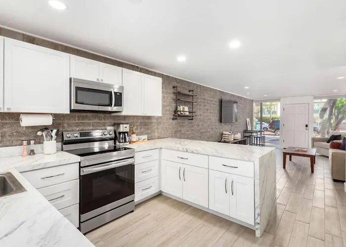 2br Getaway With Pool And Parking *