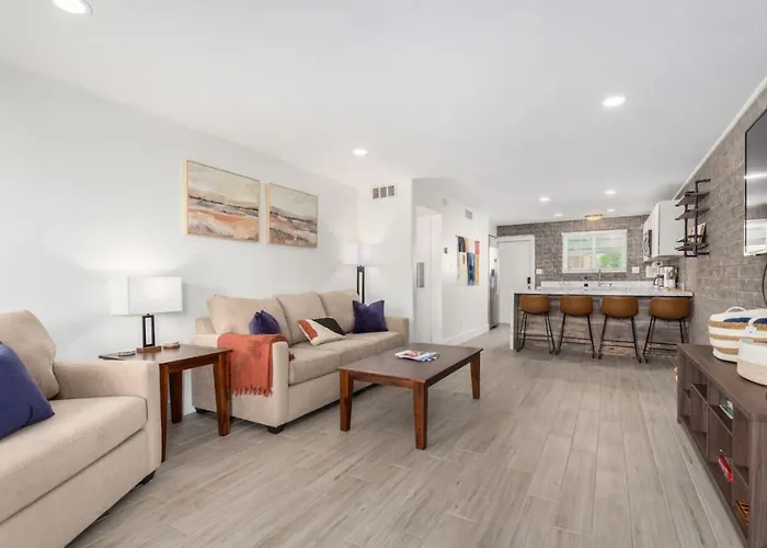 Apartment 2br Getaway With Pool And Parking