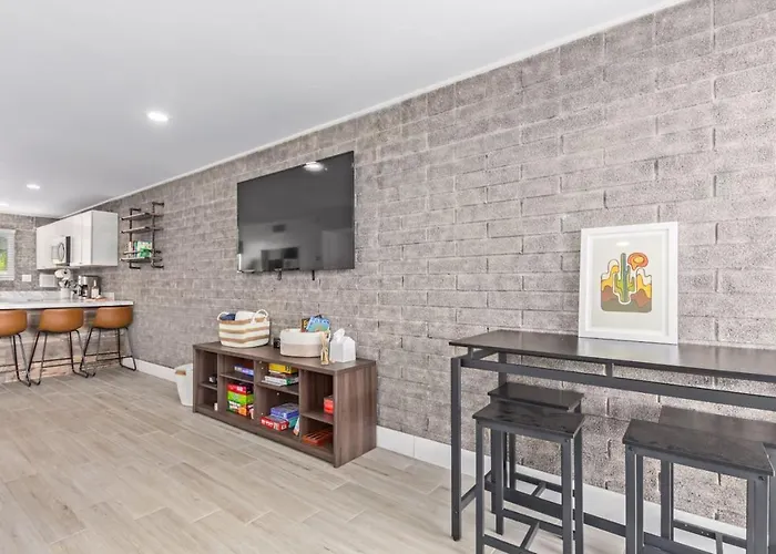 Apartment 2br Getaway With Pool And Parking *