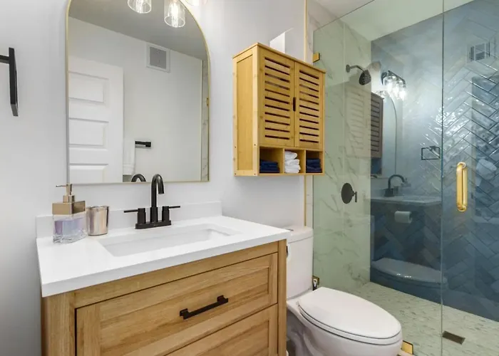 2br Getaway With Pool And Parking *