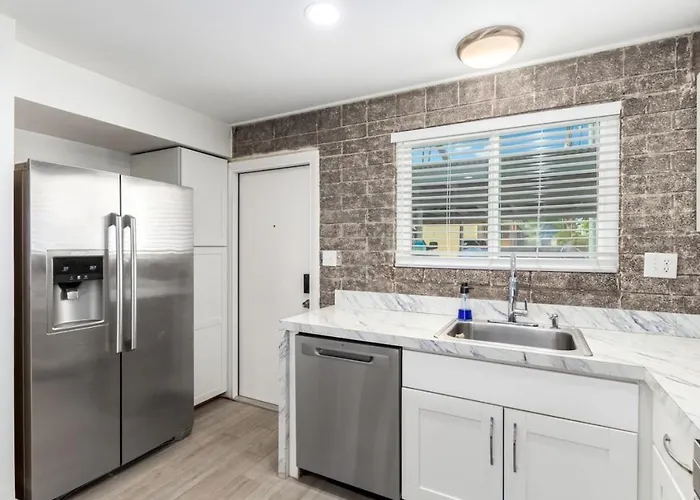 Apartment 2br Getaway With Pool And Parking