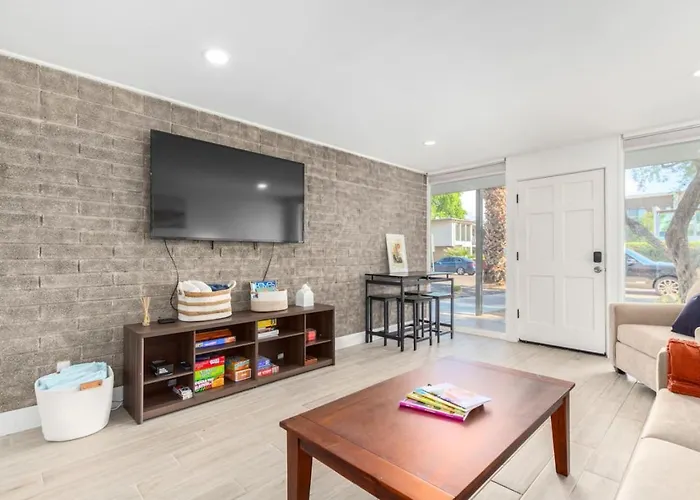 Apartment 2br Getaway With Pool And Parking